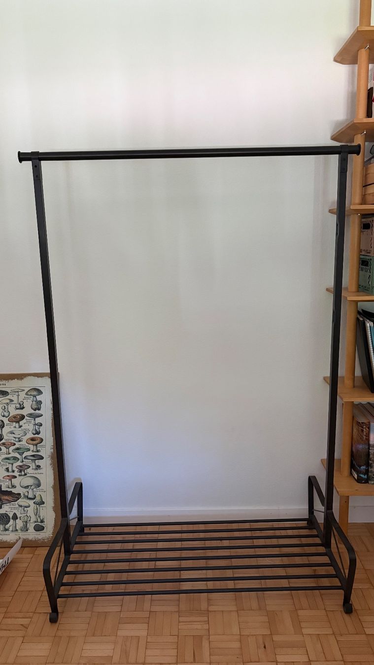 Ikea Porte manteau: Schwarze Metall-Kleiderstange mit Ablage – D'occasion à Zürich par Hellokitty99