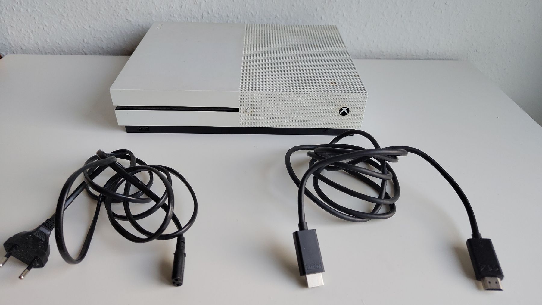 Microsoft Konsolen: Console Xbox One S blanche avec câbles – Gebraucht aus Petit-Lancy von Rolandex