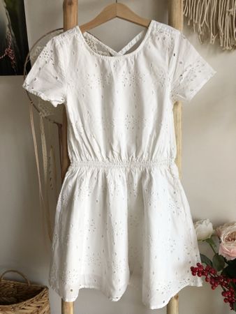 Mädchenkleid mit Lochstickereien Gr. 122/128