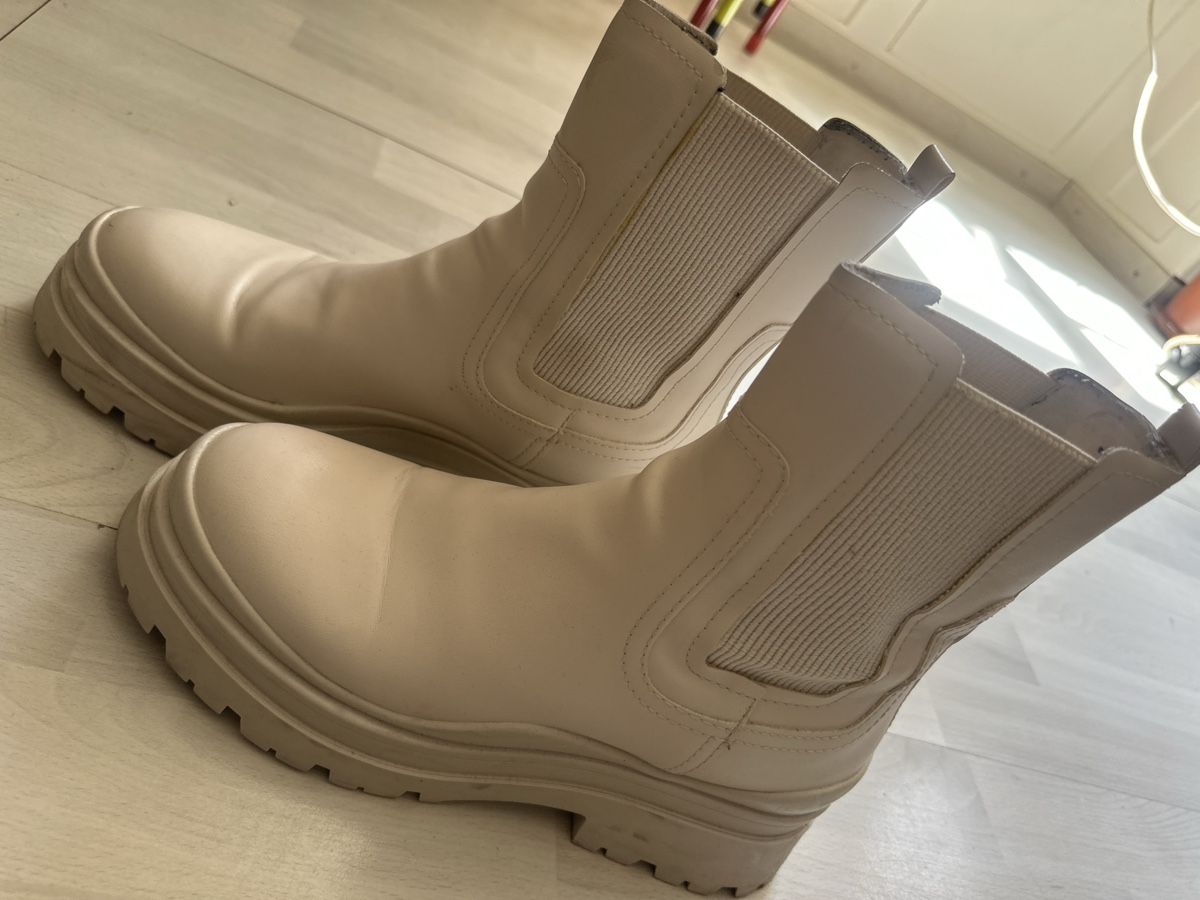 Stradivarius Scarpe da donna: Stradivarius Boots, Beige, Gr. 41 Trend! – Usato da Gersau venduto da Second-Hand-Shop 1
