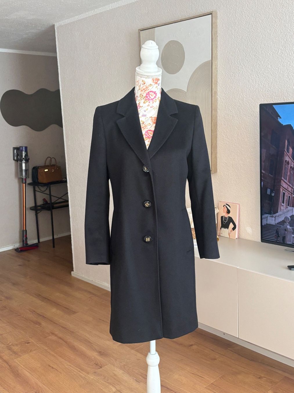Max Mara Cappotti: Max Mara Studio Classic Black Coat 100% Cashmere – Usato da St. Margrethen SG venduto da dijanaO