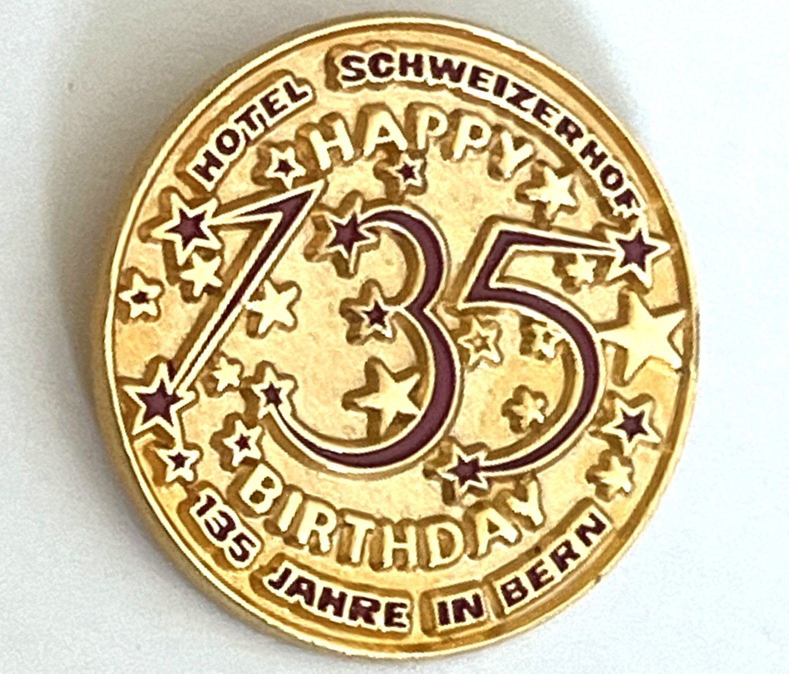 Placchette & Badge: Pin 135 Jahre Schweizerhof Bern – Usato da Kriens venduto da TSCH1