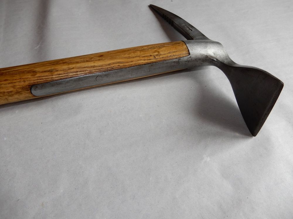 ANCIEN PIOLET DE PIONNIER SUISSE
