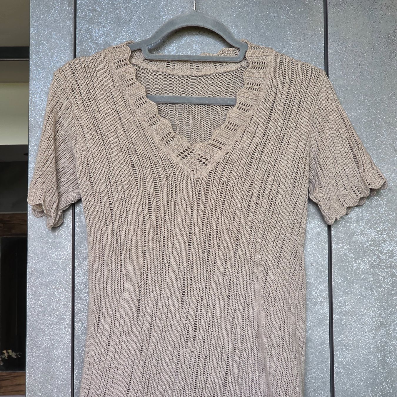 Top: 🐸 TOP / STRICKTOP TAUPE S - M OBERTEIL KURZARM PULLOVER – Usato da Môtier (Vully) venduto da Frogs 7