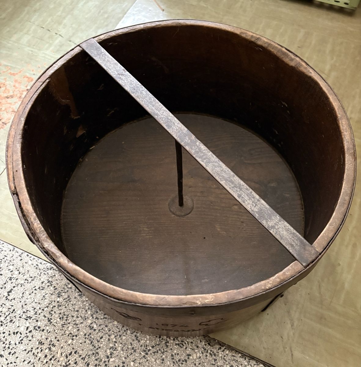 Swiss Tutti gli attrezzi: Mesure à grain - LAUSANNE 1874 – Usato da Fribourg venduto da Rossel 2