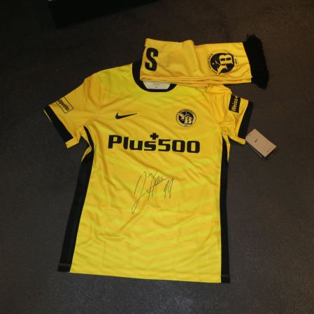 YOUNG BOYS TRIKOT NIKE GR. M MIT UNTERSCHRIFT VON HOARAU