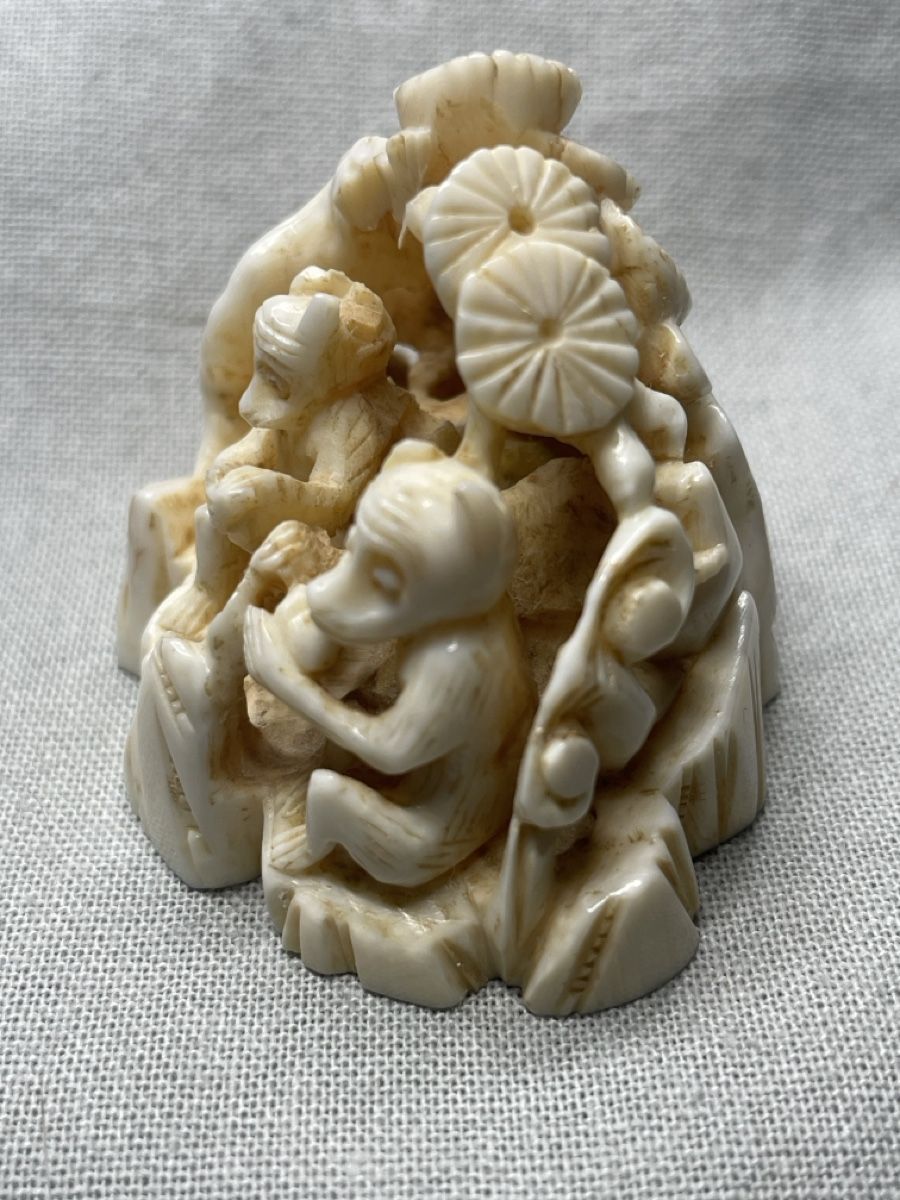Statuette: Netsuke - zwei Affen sitzen in einer Felsgrotte – Usato da Embrach venduto da Gauvain1 2