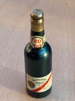 antiker kleiner Flaschenöffner in Form einer Flasche
