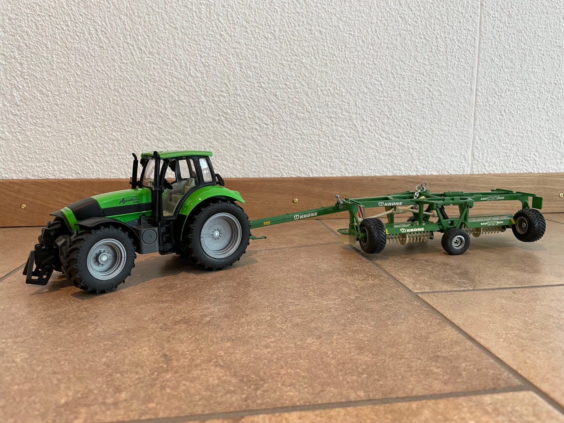 Deutz Trattori: SIKU Deutz Agrotron 210 mit Krone Mähwerk – Nuovo e nell'imballaggio originale da Kreuzlingen venduto da Stefan1150