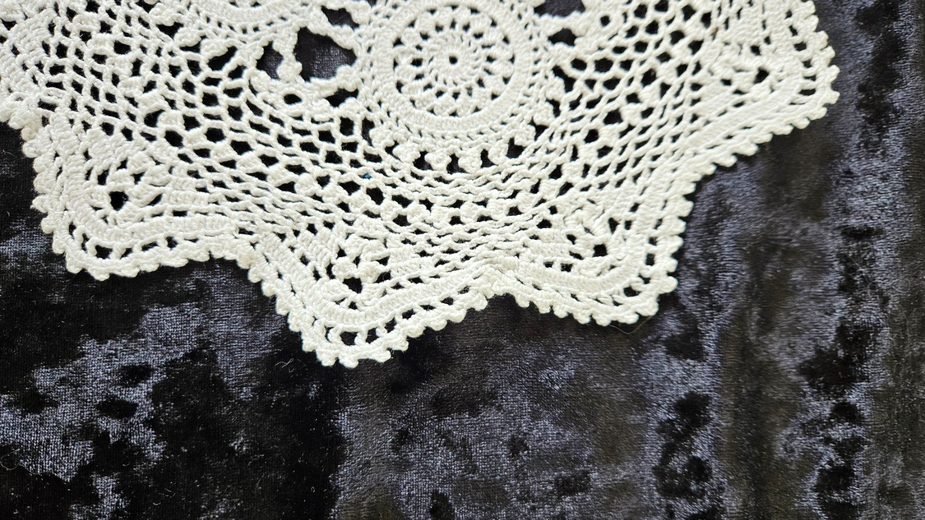Altra biancheria da tavola: Spitzendeckchen Spitzendeckeli D23 cm Deckeli Ecruweiss – Usato da Gossau ZH venduto da LeoniesDeko 1