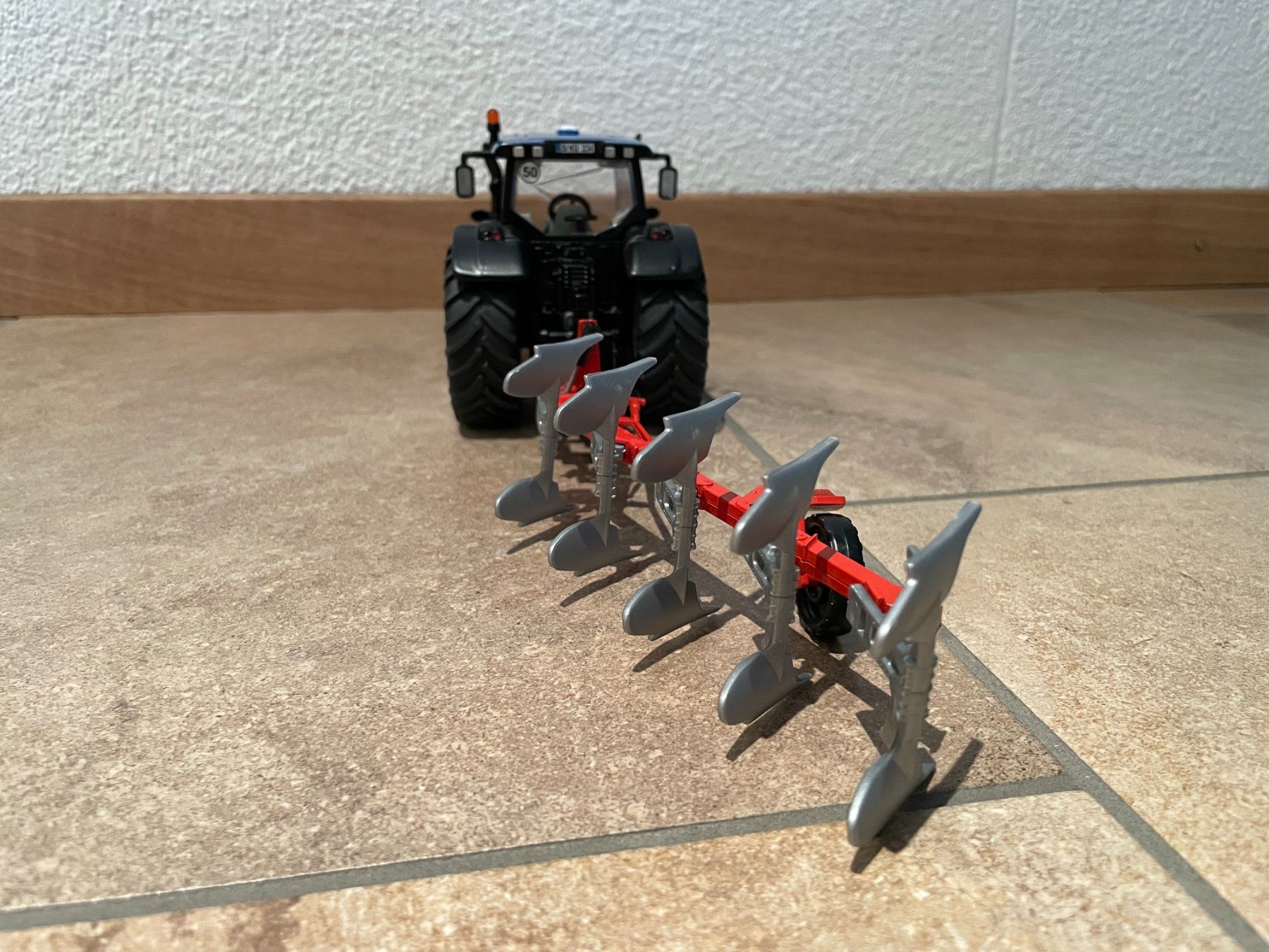 Valtra Traktoren: SIKU Valtra T191 mit Pflug – Neu und originalverpackt aus Kreuzlingen von Stefan1150 3