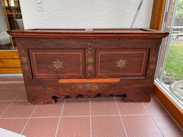 Antike Bauerntruhe / Aussteuertruhe von 1896 – handbemalt