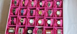 Superbe coffret de 24 montres vintage quartz foncionnelles