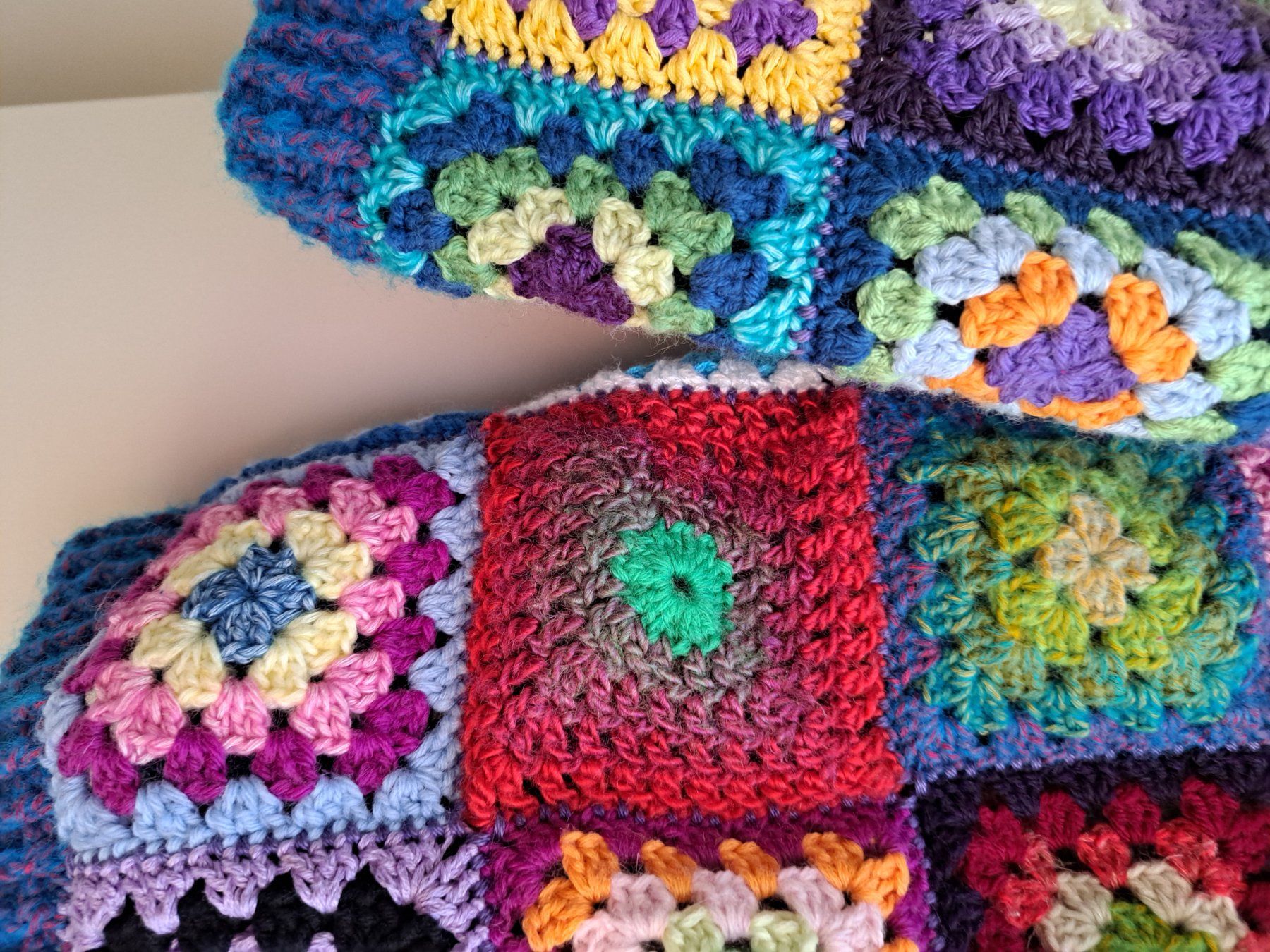 Giacche: Bunte, handgemachte Granny Square Strickjacke, ca Gr. 42 – Nuovo (secondo la descrizione) da Schliern b. Köniz venduto da Suena1 3