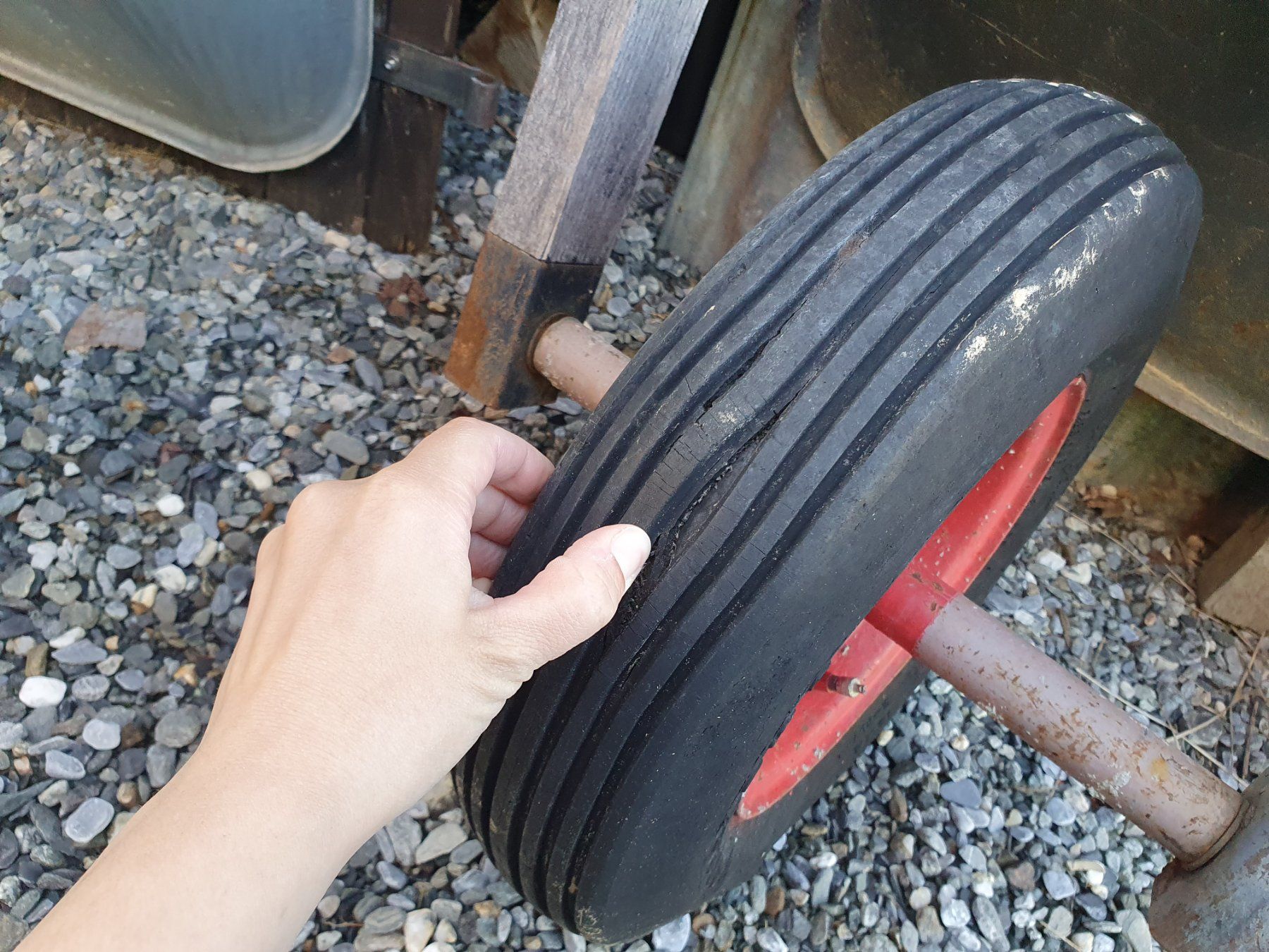 Schubkarren: Brouette vintage – Defekt aus Finhaut von sof_j2wn 8