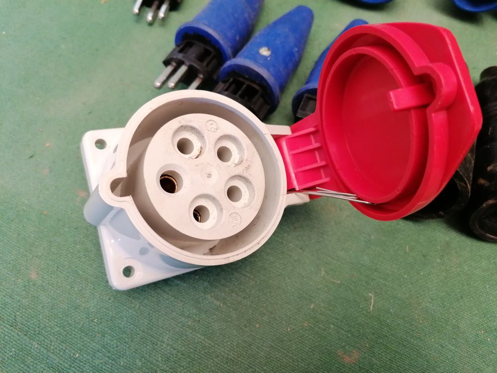 Polypool Elektrische Steckdose 461.1 – Mit Schutzabdeckung, IMQ-zertifiziert