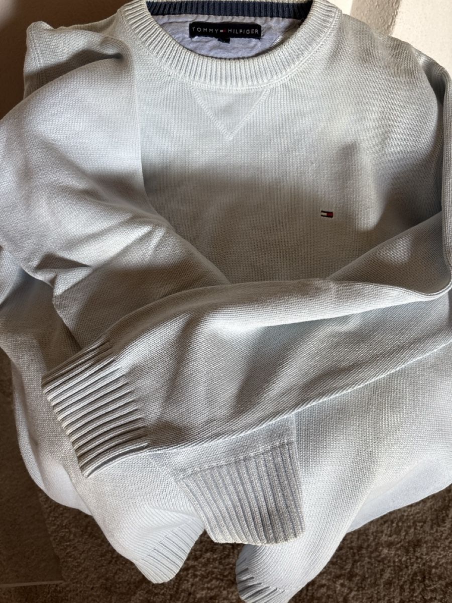 Tommy Hilfiger Pulls & Sweat-shirts: Pull Tommy Hilfiger bleu clair taille M.bon état – D'occasion à Crans Montana par vic_y8y7 2