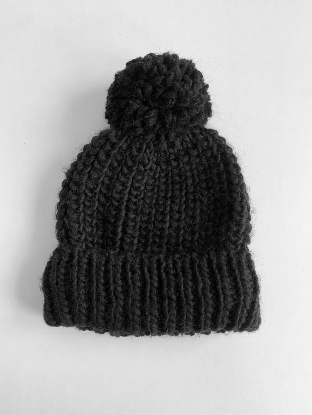 Copricapi, berretti & cappellini: Schwarze Strickmütze mit Bommel – Usato da Bern venduto da Fraeuleinhonig