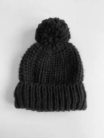 Schwarze Strickmütze mit Bommel