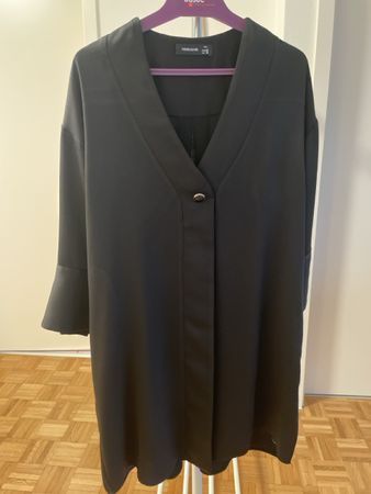 Robe noire élégante mi-longue- parfait pour l'automne!