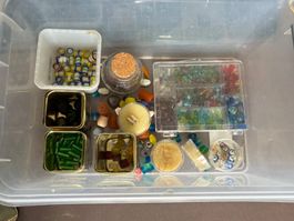Sortierbox mit Perlen und Bastelmaterial für Schmuck