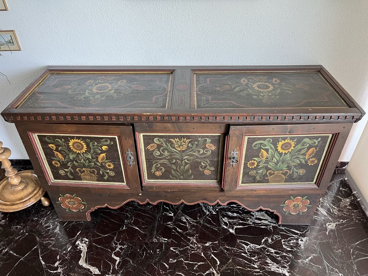 Credenze: Antiker Bauernschrank mit Blumenmalerei – Usato da Meggen venduto da Ricardofrank 3
