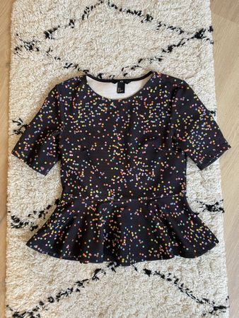 Süsse Bluse mit Punkten