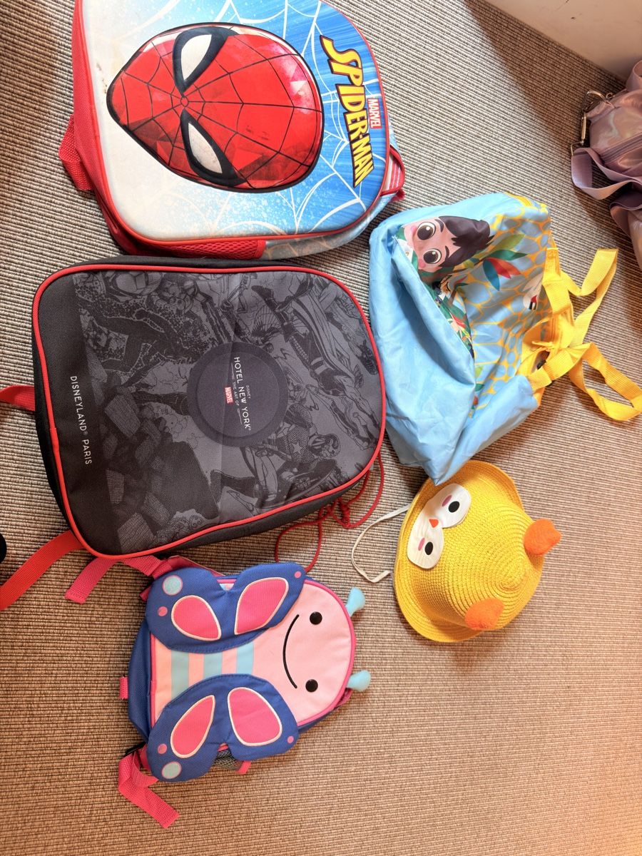 Kindertaschen: Children's Backpacks and Hat Set Used – Gebraucht aus Weggis von rut_wz7c 1