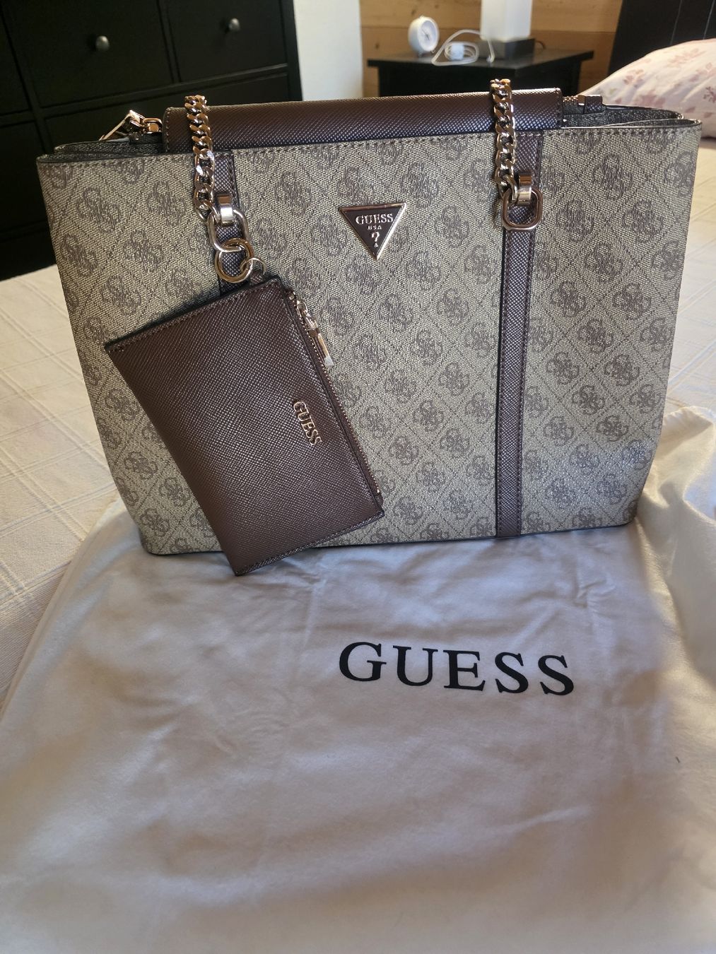 Guess Borse da donna: Sac cabas Guess avec pochette monogramme  – Usato da Collonges venduto da 2D_Collector
