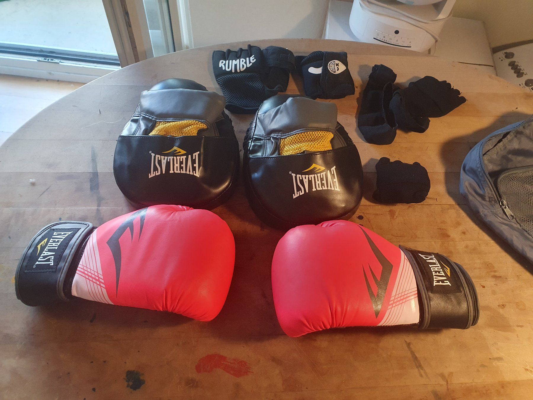 Everlast Guanti & manicotti: Everlast Kickboxset grösse 10 – Usato da Zürich venduto da loosebone