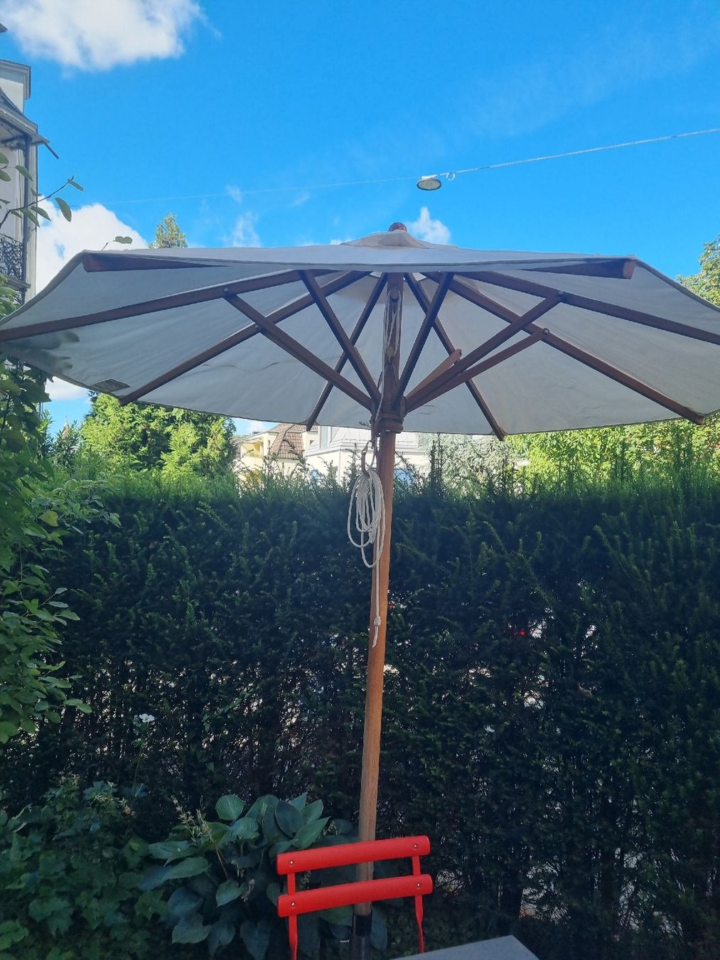 Parasols: Weisshäuptel Schirm mit Sockel mit Rollen – D'occasion à Zürich par eva4107