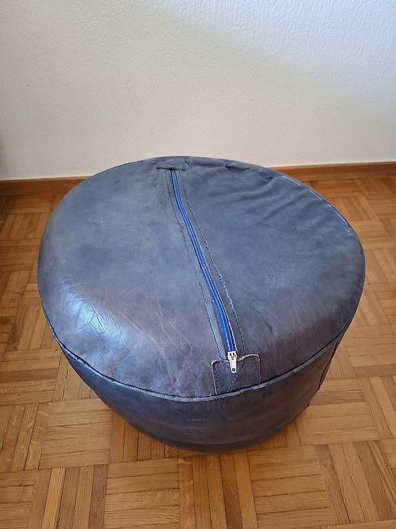 Sgabelli: Pouf en cuir bleu du Maroc – Usato da Lausanne venduto da oli.fauc 1