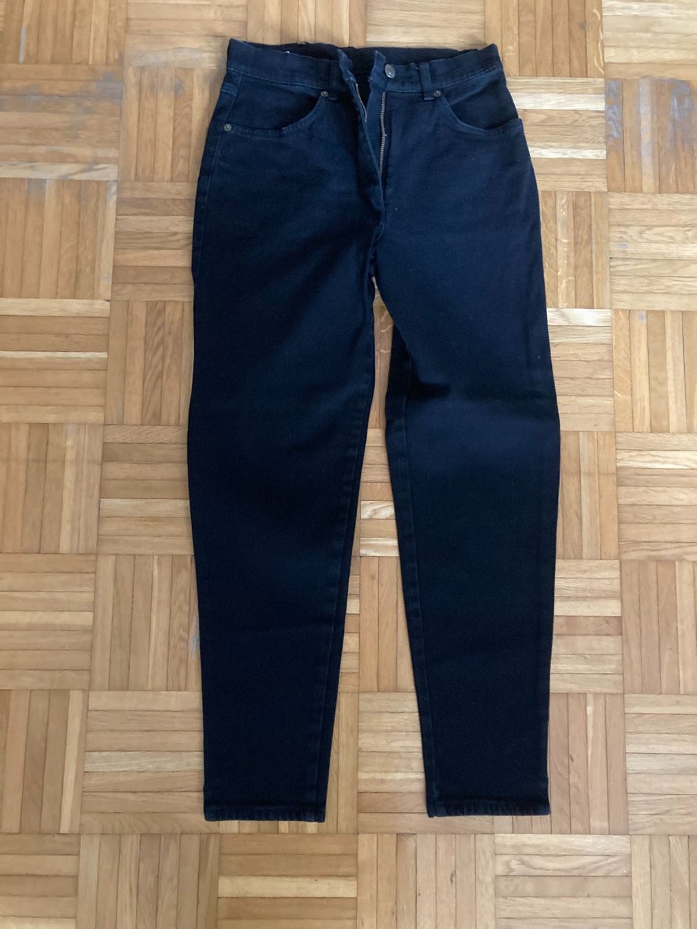 Jeans: Schwarze Jeans, zeitloser Klassiker – Usato da Obfelden venduto da miau68