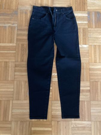 Schwarze Jeans, zeitloser Klassiker