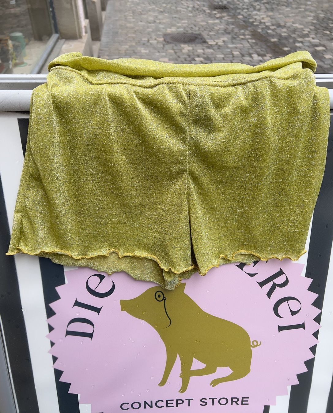 Hosen: Lässige transparente Glitzer-Shorts – Neu und originalverpackt aus Zürich von Naebeli