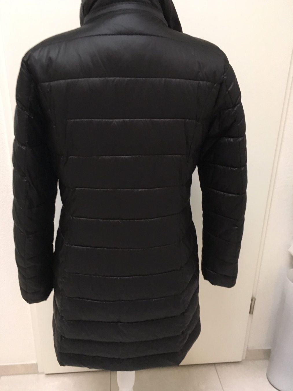 Cappotti: Steppmantel Gr. S/M schwarz mit Kapuze – Usato da Glattpark (Opfikon) venduto da Pangie 3