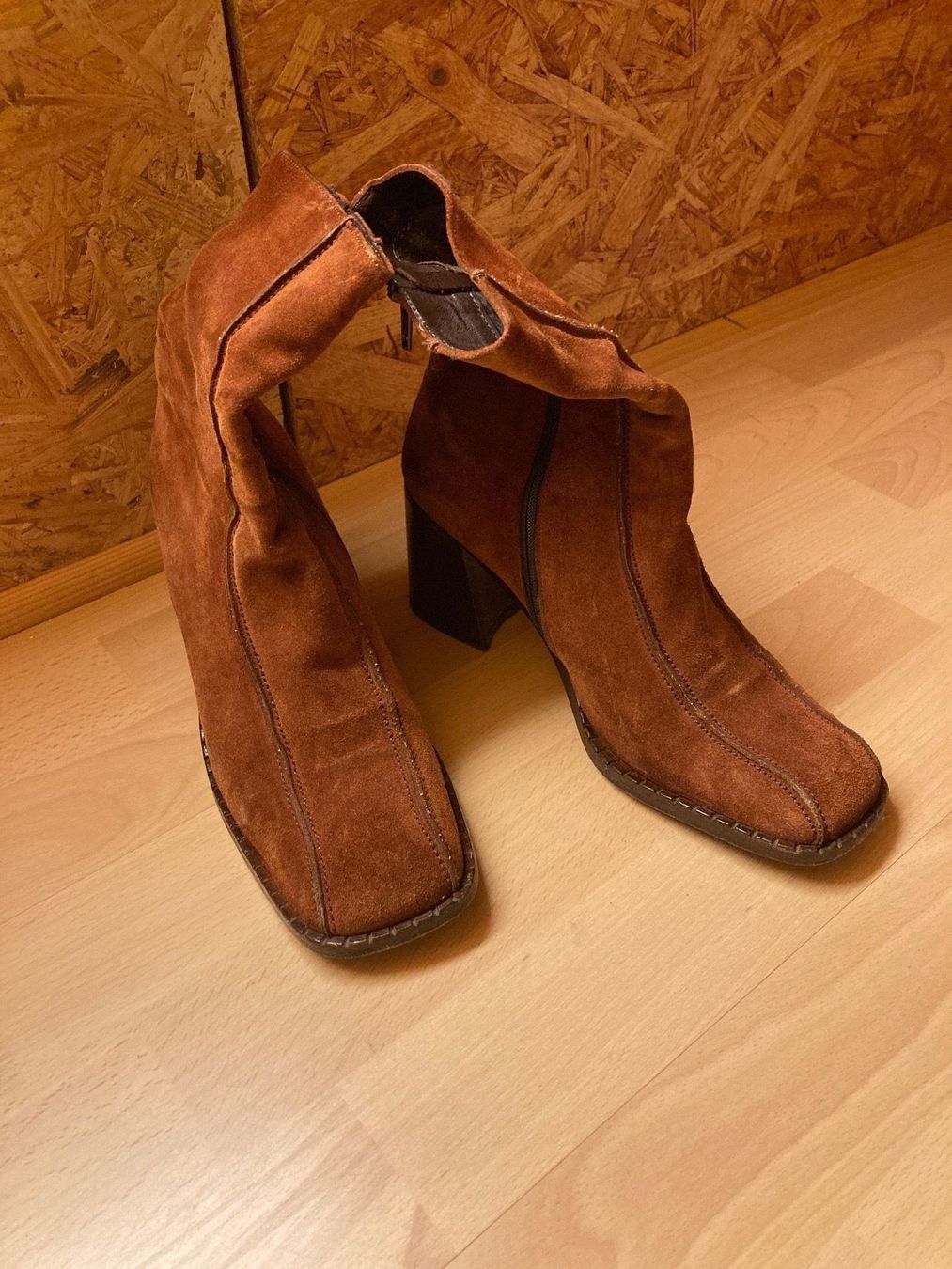 Chaussures femmes: Bottines  à talon en daim - Helsar – D'occasion à Evionnaz par roh_l5yz