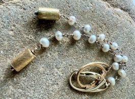 Perlen-Ohrhänger mit Schwingeffekt & Goldpendel Silber 925