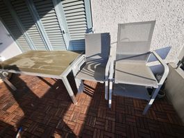 Tisch und 6 stühle dazu für draussen