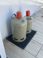 Zwei Gasflaschen Stahl grau gebraucht mit Verschluss
