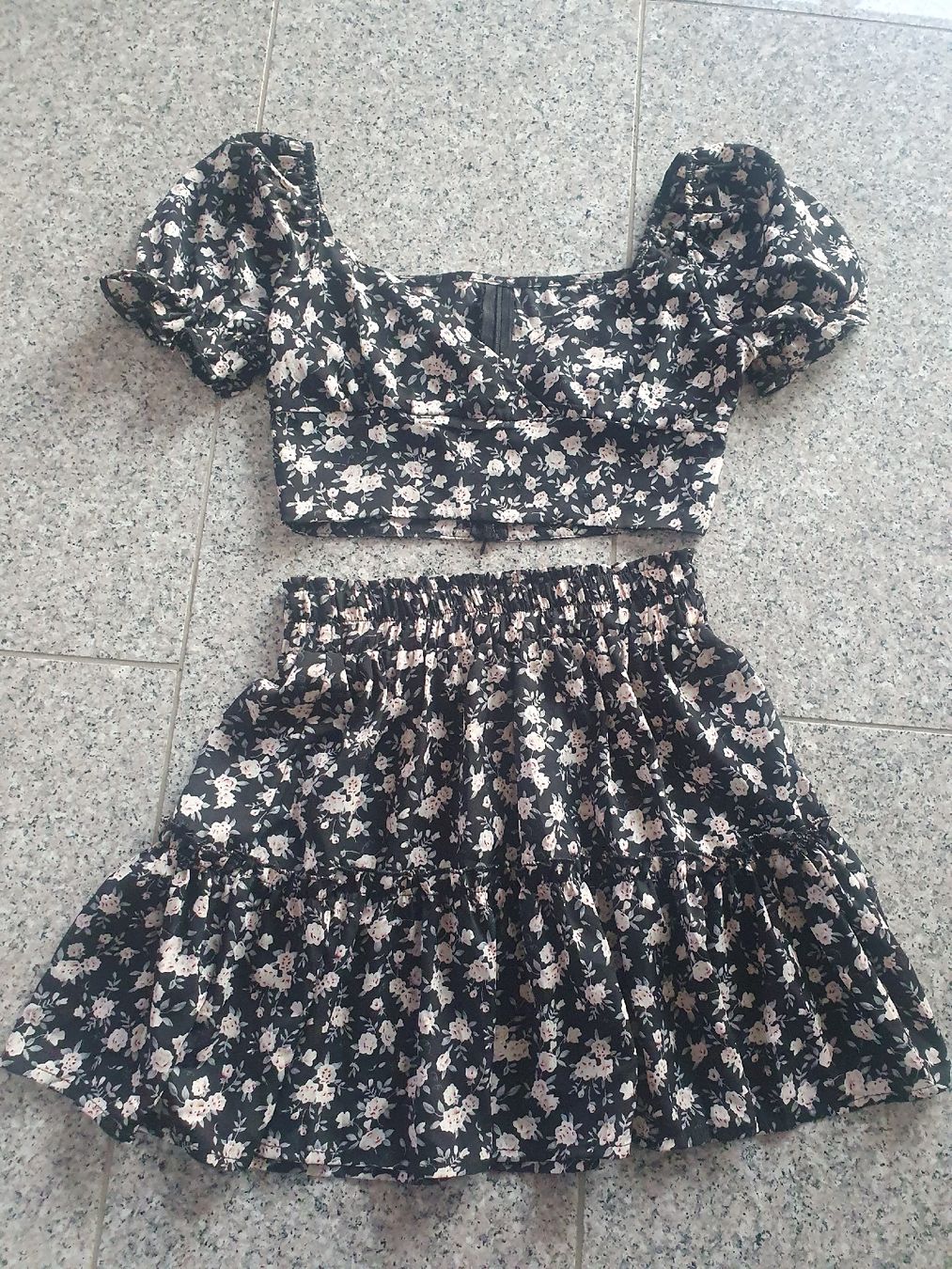 Röcke: Sommer Set: Top + Mini Rock, Blumenmuster, Gr. 34 – Gebraucht aus Moosseedorf von Sonnenschein..