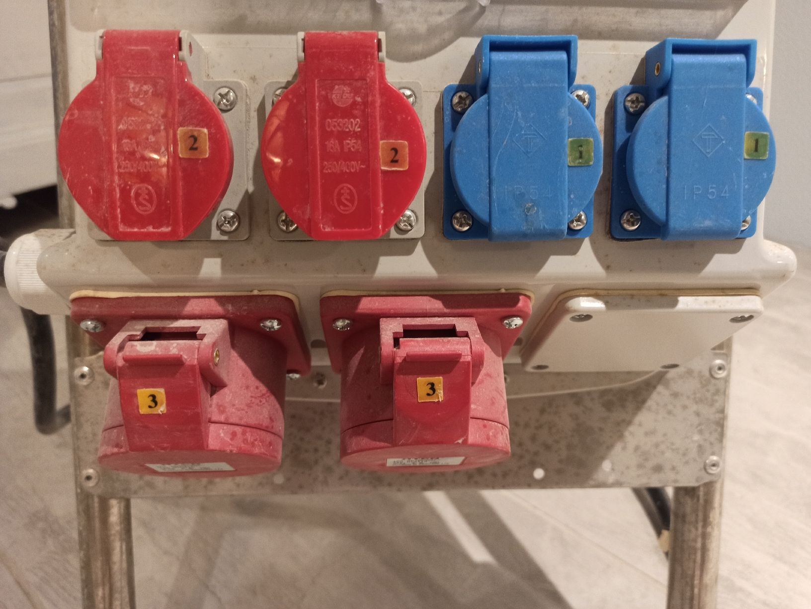 Elettrotecnica: Baustromverteiler HTCN Type B11MA30-4 16A 400V IP44 – Usato da Hitzkirch venduto da sevi85 3