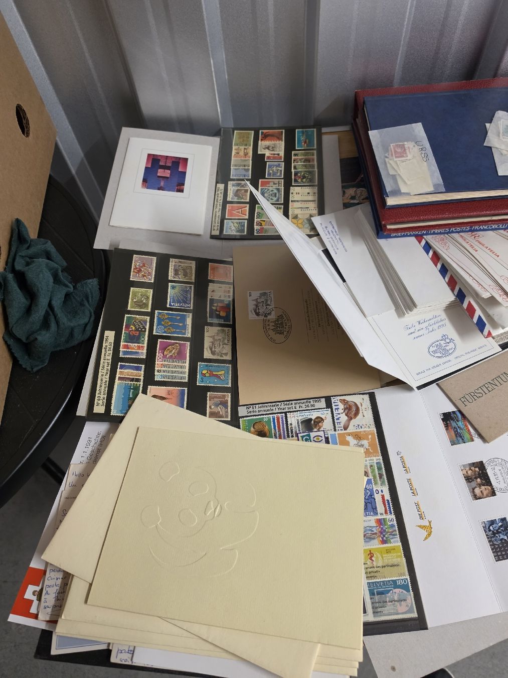 Tutti i francobolli: Enorme lot de timbre a controler – Usato da Val-d'Illiez venduto da AntiqueG 4