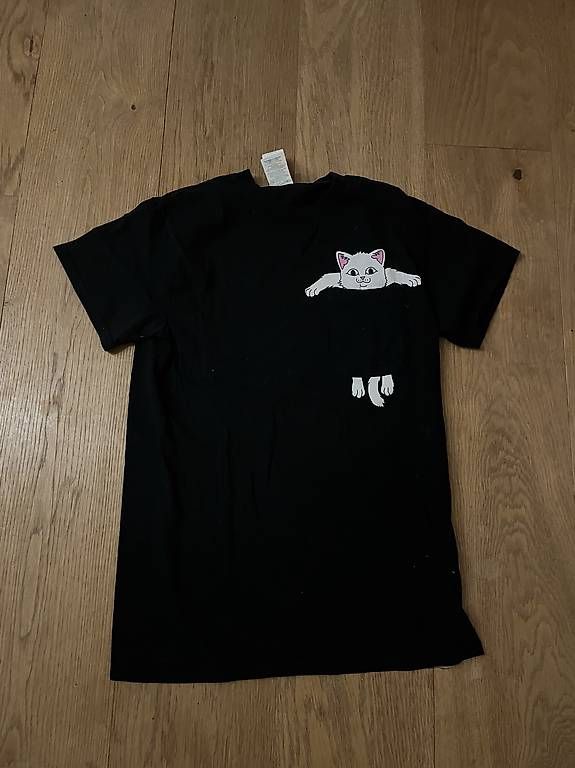 T-shirt: Shirt mit Katze von RIPNDIP – Usato da Oberwil BL venduto da wanndann