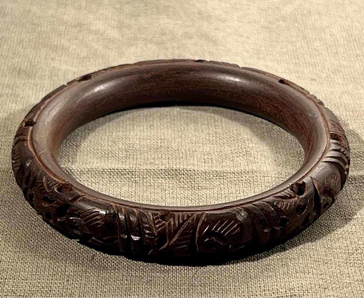 Armbänder & -reifen: Bracelet jonc en bois sculpté, Inde, vintage – Gebraucht aus Genève von DELIRBEADS 1