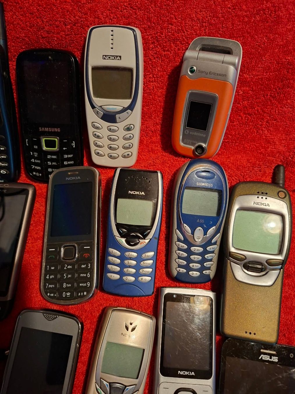 Telefoni cellulari / Smartphones: ein Haufen alter Handy – Difettoso da Wittenbach venduto da Nostalgie1965 1