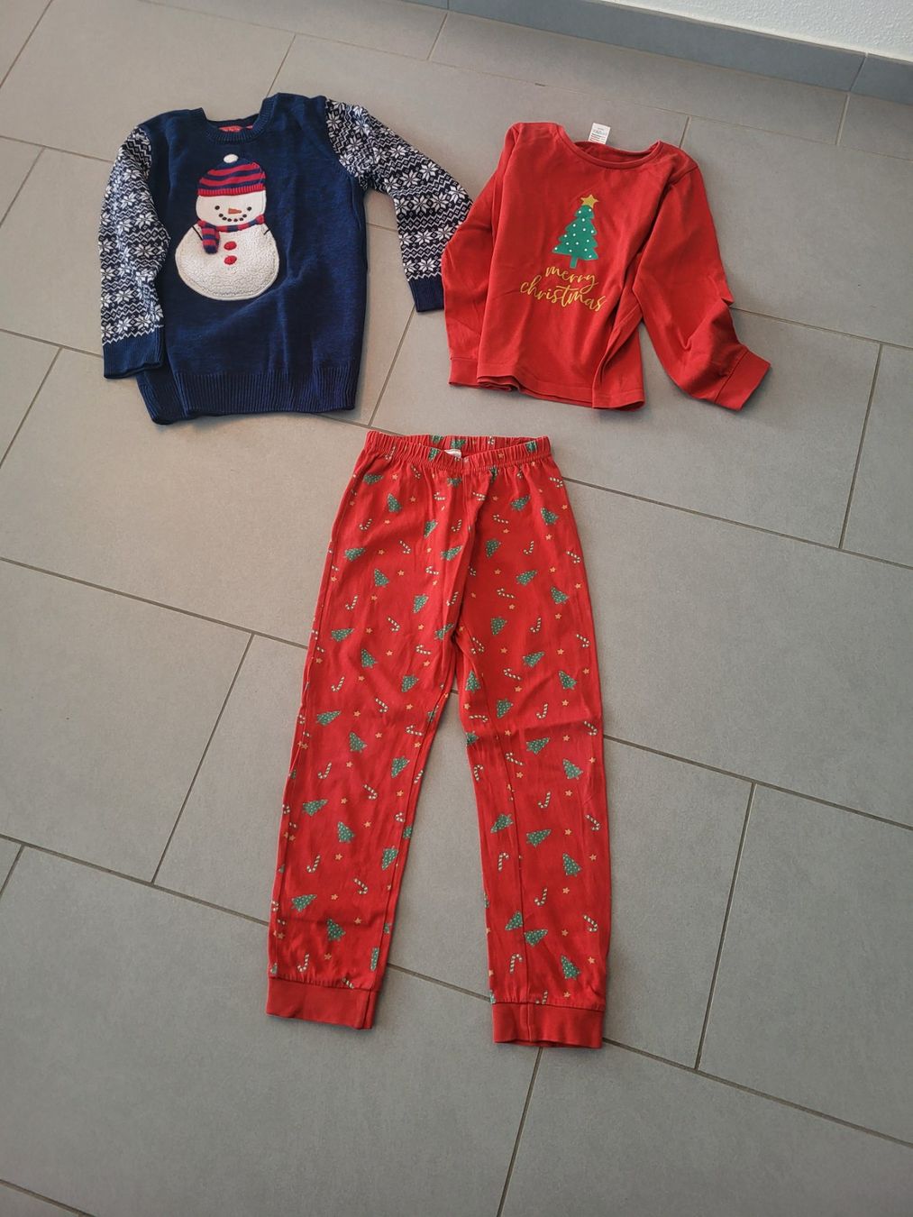 Kleiderpakete & -sets: Kleiderpaket Winter Pyjama und Pulli gr. 122 128 – Gebraucht aus Boswil von i12i 1
