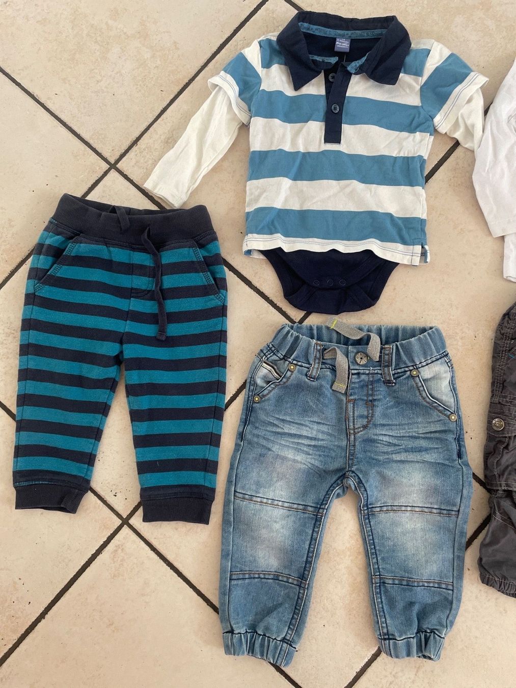 Lotti & Set di vestiti: Cooles Dopodopo Kleiderpaket Gr.74+80 – Usato da Obergerlafingen venduto da cabo4 1