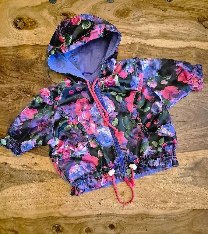 Giacche & Cappotti: stylische dünne Jack mit Blumen Grösse 86-92 – Usato da Bremgarten AG venduto da Noii 1