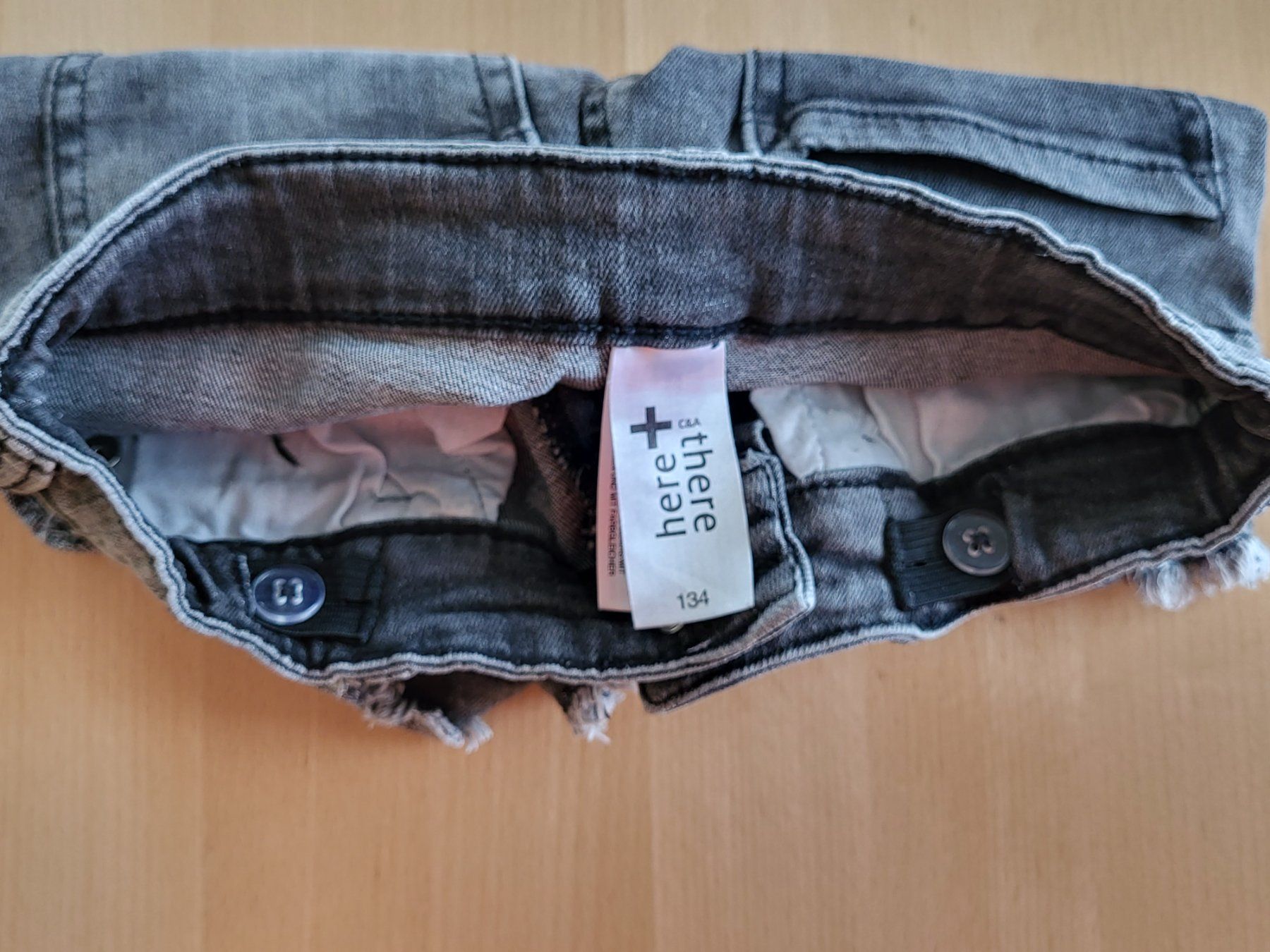 Pantaloni: Kurze Jeans Gr. 134 – Usato da Dürrenäsch venduto da DanaW01 2